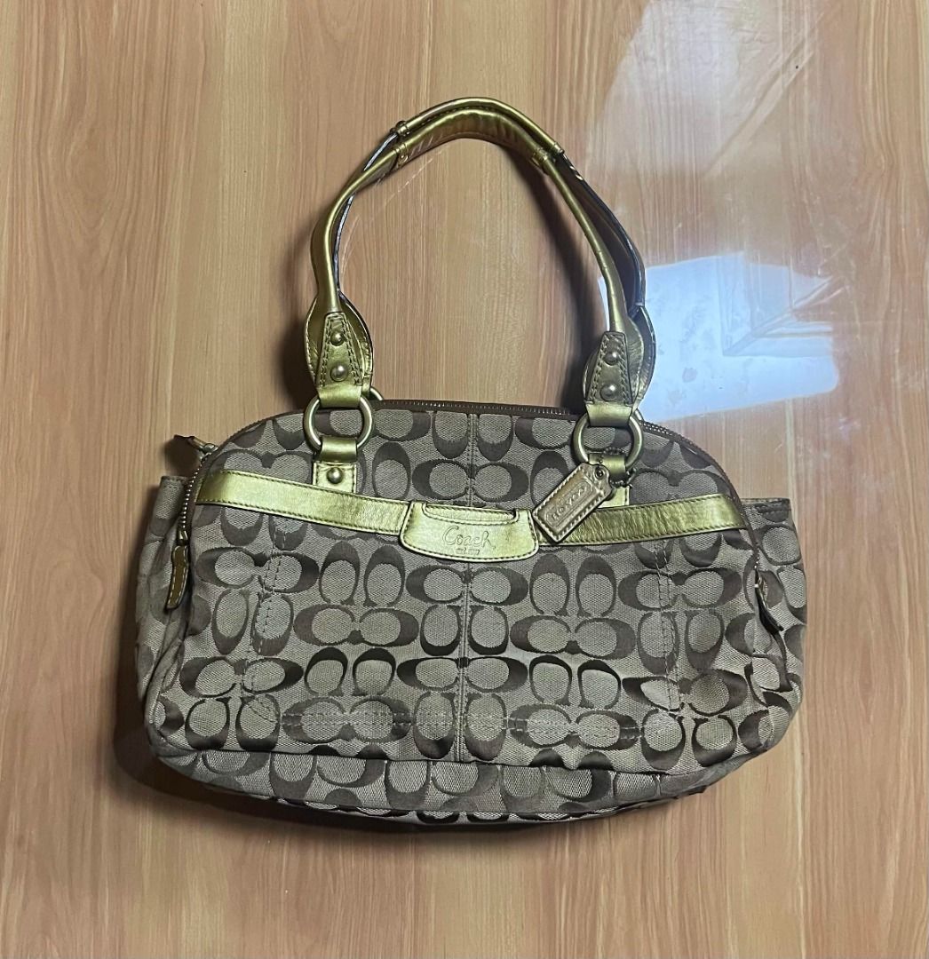 Coach Penelope Signature Shoulder bag (Category: Shoulder Bags) located in Manila. Submitted by senggggg. (Listing ID 1465143745, Image 1). Description: good condition working zip minimal dirt check details.