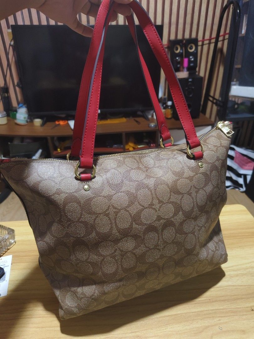 Coach signature canvas medium tote (Category: Tote Bags) located in Manila. Submitted by quickcloud_e63045 (Listing ID 1465034258, Image 2). Description: .