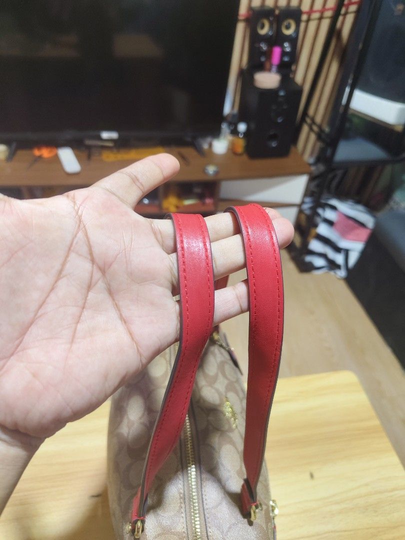 Coach signature canvas medium tote (Category: Tote Bags) located in Manila. Submitted by quickcloud_e63045 (Listing ID 1465034258, Image 3). Description: .