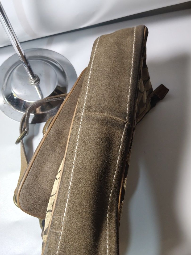COACH SPECIAL EDITION (Category: Cross-body Bags) located in Valencia. Submitted by coolwolf_27a64f (Listing ID 1465009912, Image 2). Description: Dimension 12 W X 8L good condition issue sign of use rubs leather part presentable good for daily use.