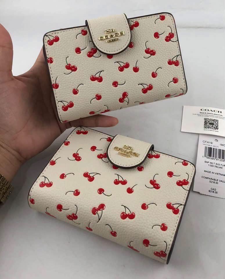 Coach wallet (Category: Wallets & Card holders) located in Manila. Submitted by gff.daily_flower (Listing ID 1464987584, Image 2). Description: With tag gift receipt dustbag and paperbag.