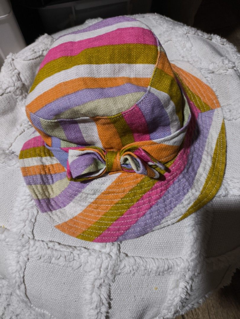 COACH Y2K Hampton/Legacy Sun hat with bow (Category: Hats & Beanies) located in San Jose. Submitted by nnayramsfinds (Listing ID 1464981681, Image 1). Description: SF is 50.