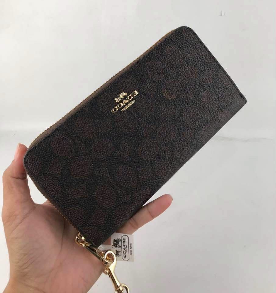 Coach Zip Long Wallet (Category: Wallets & Card holders) located in Manila. Submitted by msddirectfactoryoutlet (Listing ID 1464986713, Image 2). Description: .