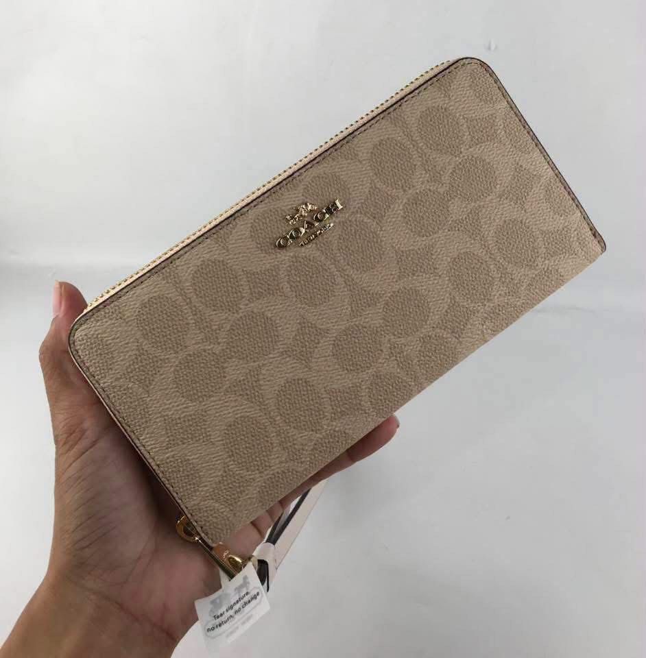 Coach Zip Long Wallet (Category: Wallets & Card holders) located in Manila. Submitted by msddirectfactoryoutlet (Listing ID 1464986713, Image 3). Description: .
