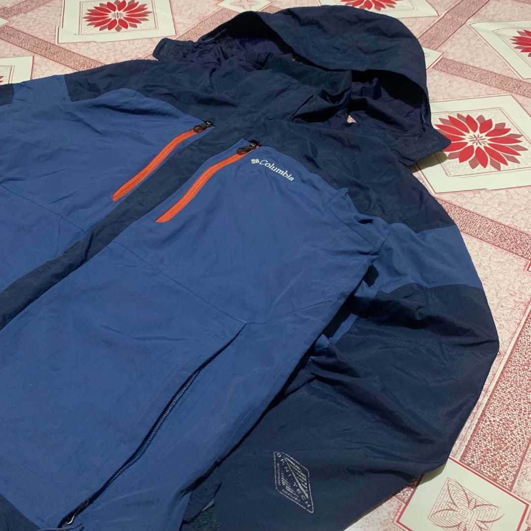 COLUMBIA OMNI-TECH (Category: Coats, Jackets and Outerwear) located in Sofronio Española. Submitted by diyad_thrift_things (Listing ID 1464977267, Image 2). Description: COLUMBIA OMNI-TECH Excellent condition Size last picture Mabago Mine DM.