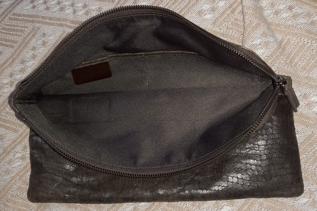 Comani Brown Crocodile Texture Leather Clutch Bag (Category: Clutches) located in Cagayan de Oro. Submitted by edwardryan01984 (Listing ID 1465105112, Image 2). Description: - Brand: Comani - Material: Brown crocodile-textured leather - Closure: Zip top with matching dark pull tab - Interior: Dark fabric lining with a structured main compartment and small branded leather patch - Condition: Clean lining, minimal wear visible - Style: Chic and vers