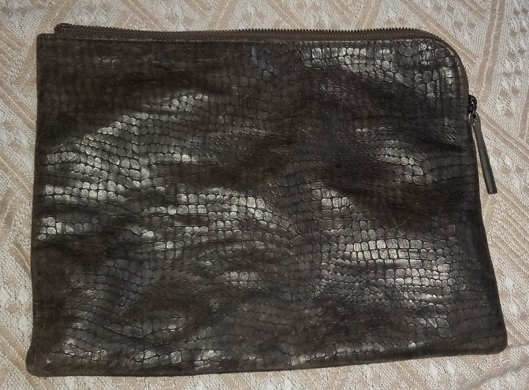Comani Brown Crocodile Texture Leather Clutch Bag (Category: Clutches) located in Cagayan de Oro. Submitted by edwardryan01984 (Listing ID 1465105112, Image 1). Description: - Brand: Comani - Material: Brown crocodile-textured leather - Closure: Zip top with matching dark pull tab - Interior: Dark fabric lining with a structured main compartment and small branded leather patch - Condition: Clean lining, minimal wear visible - Style: Chic and vers