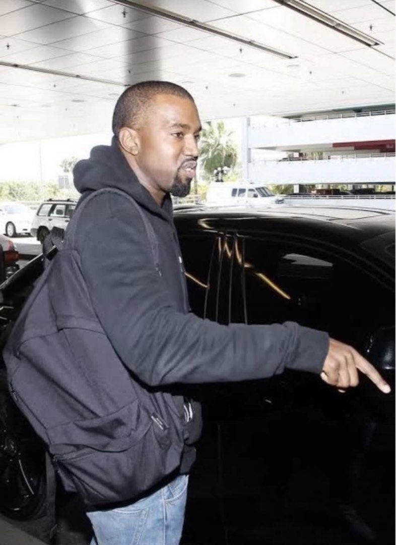 Comme des garçons backpack 黑色背囊背包 cdg kanye bag 袋大 （分類：背包）位於 Hong Kong。 由 nikecap 提交（商品編號 1465128712，圖片 10）。簡介： Cdg 大size backpack 100% new 黑色。