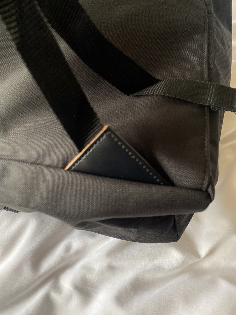 Comme des garçons backpack 黑色背囊背包 cdg kanye bag 袋大 （分類：背包）位於 Hong Kong。 由 nikecap 提交（商品編號 1465128712，圖片 6）。簡介： Cdg 大size backpack 100% new 黑色。