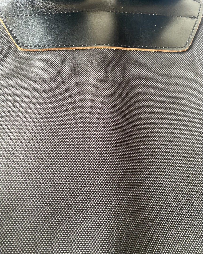 Comme des garçons backpack 黑色背囊背包 cdg kanye bag 袋大 （分類：背包）位於 Hong Kong。 由 nikecap 提交（商品編號 1465128712，圖片 4）。簡介： Cdg 大size backpack 100% new 黑色。