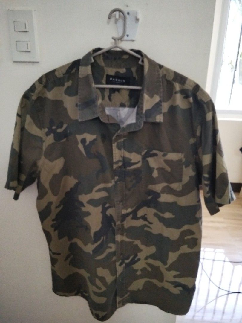 Comuoflage pattern with American flag print the back (Category: Tshirts & Polo Shirts ) located in Calasiao. Submitted by alluringvenus.thriftshop (Listing ID 1465000793, Image 1). Description: from USA balik bayan box very good condition size XL.