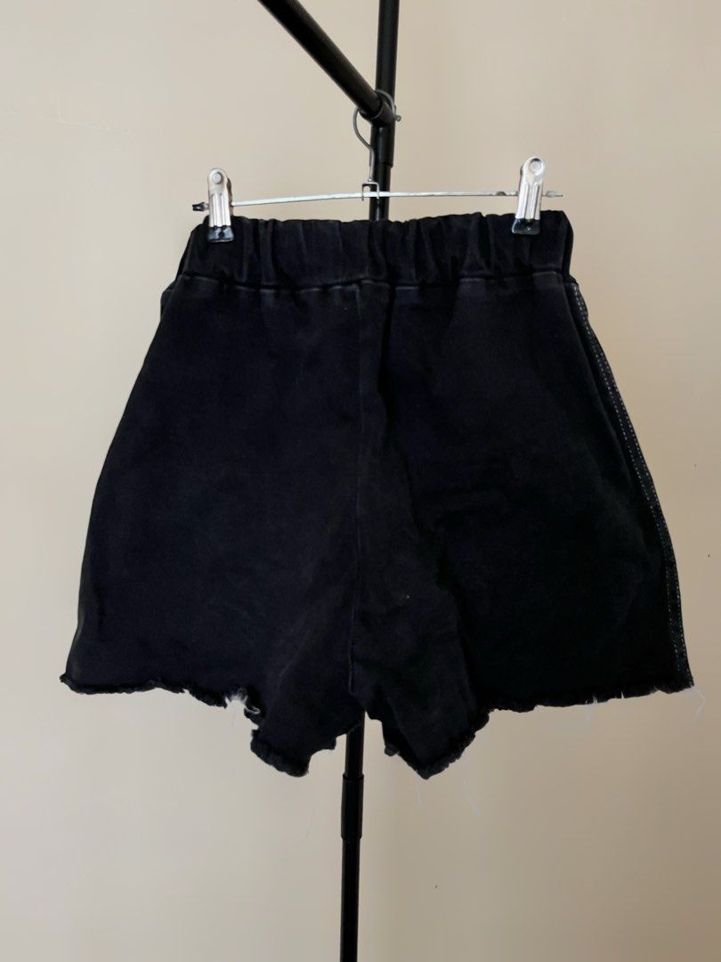 Contrast Stitch Shorts (Category: Shorts) located in Baguio. Submitted by samxsells (Listing ID 1465031993, Image 2). Description: L:14” Inseam: 2.5” W:24-30”.