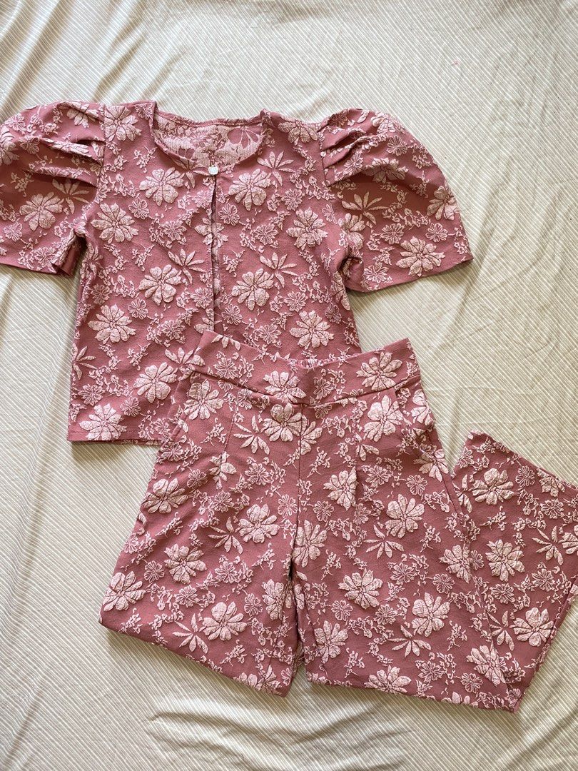 Coordinates (Category: Sets or Coordinates) located in Dagupan City. Submitted by style_88 (Listing ID 1465119782, Image 1). Description: Size: TOP- Length: 19 Width: 17.5 Size: Small PANTS- Length: 36 Waist: 26 Thigh: 11.5 Hem:10 .