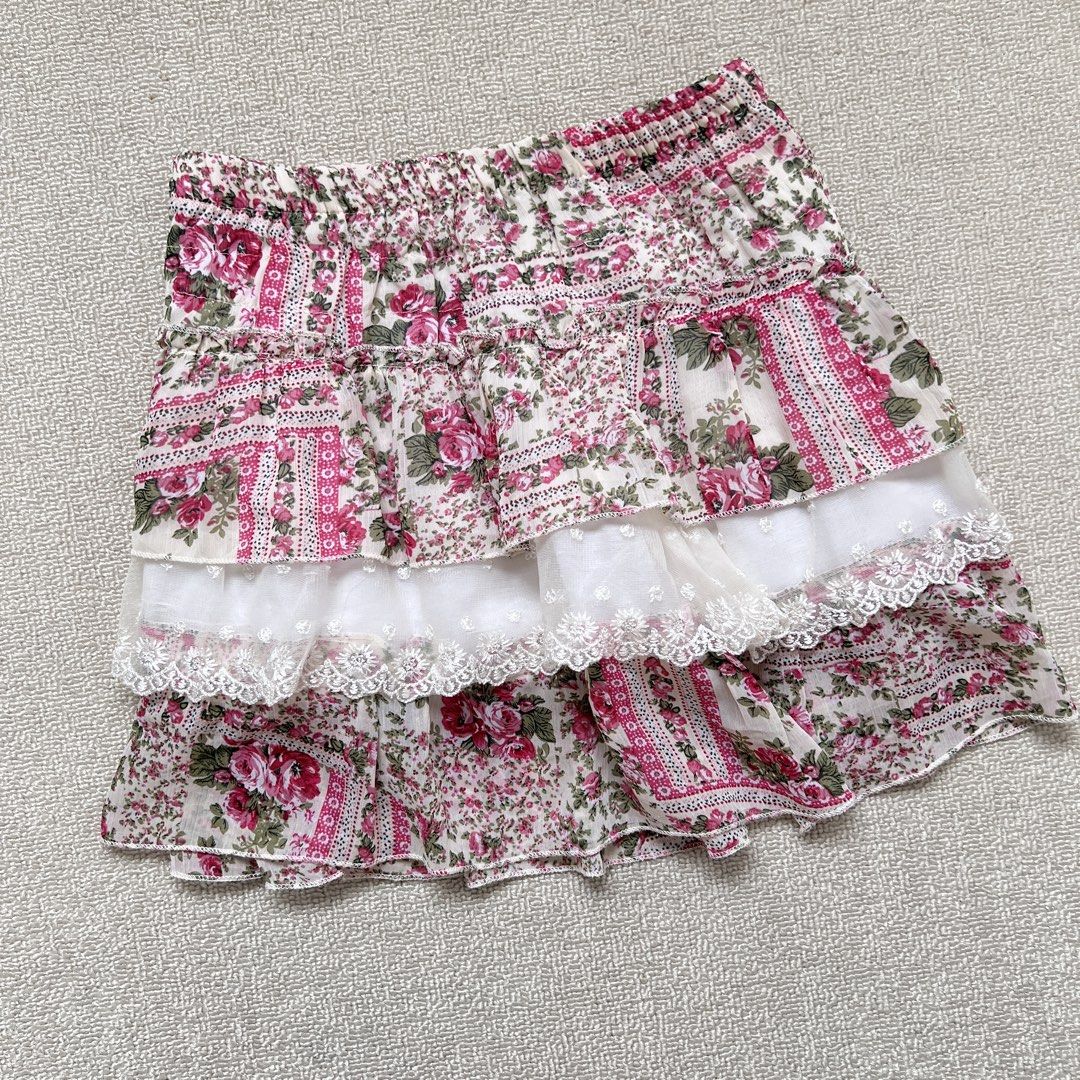 coquette pink layered mini skirt (Category: Skirts) located in Limay. Submitted by budolfindsrawrawr (Listing ID 1465076493, Image 2). Description: coquette pink layered mini skirt - w24/27 l12 - in excellent condition .