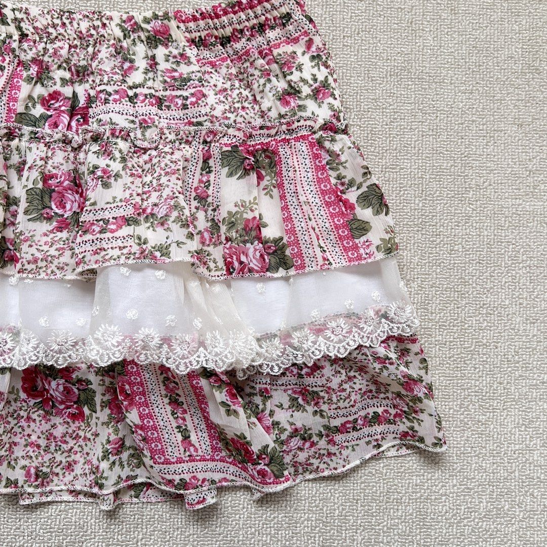 coquette pink layered mini skirt (Category: Skirts) located in Limay. Submitted by budolfindsrawrawr (Listing ID 1465076493, Image 3). Description: coquette pink layered mini skirt - w24/27 l12 - in excellent condition .