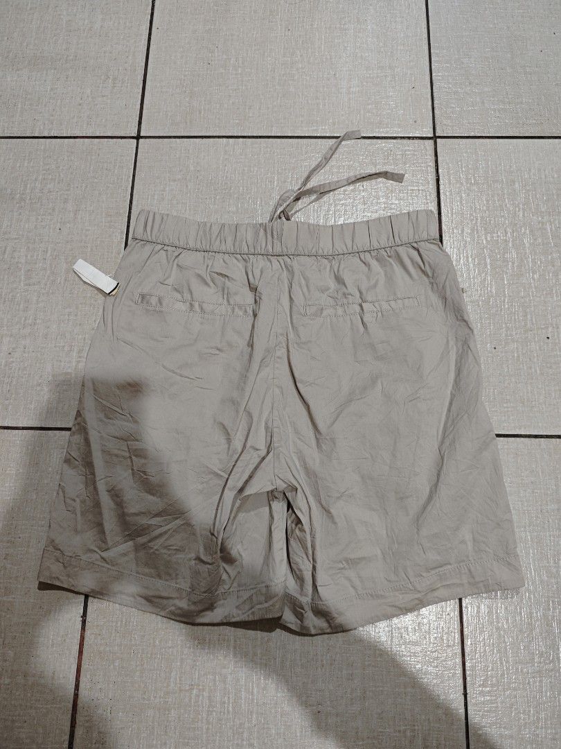 COS Beige Drawstring Elastic Waist Shorts Size S (Category: Shorts) located in Manila. Submitted by lilianapat52117 (Listing ID 1465066616, Image 2). Description: COS SHORT 4 POCKETS LIGHT KHAKI SMALL WAIST 30-31 LENGTH 17¾ EUC NO ISSUES 300.