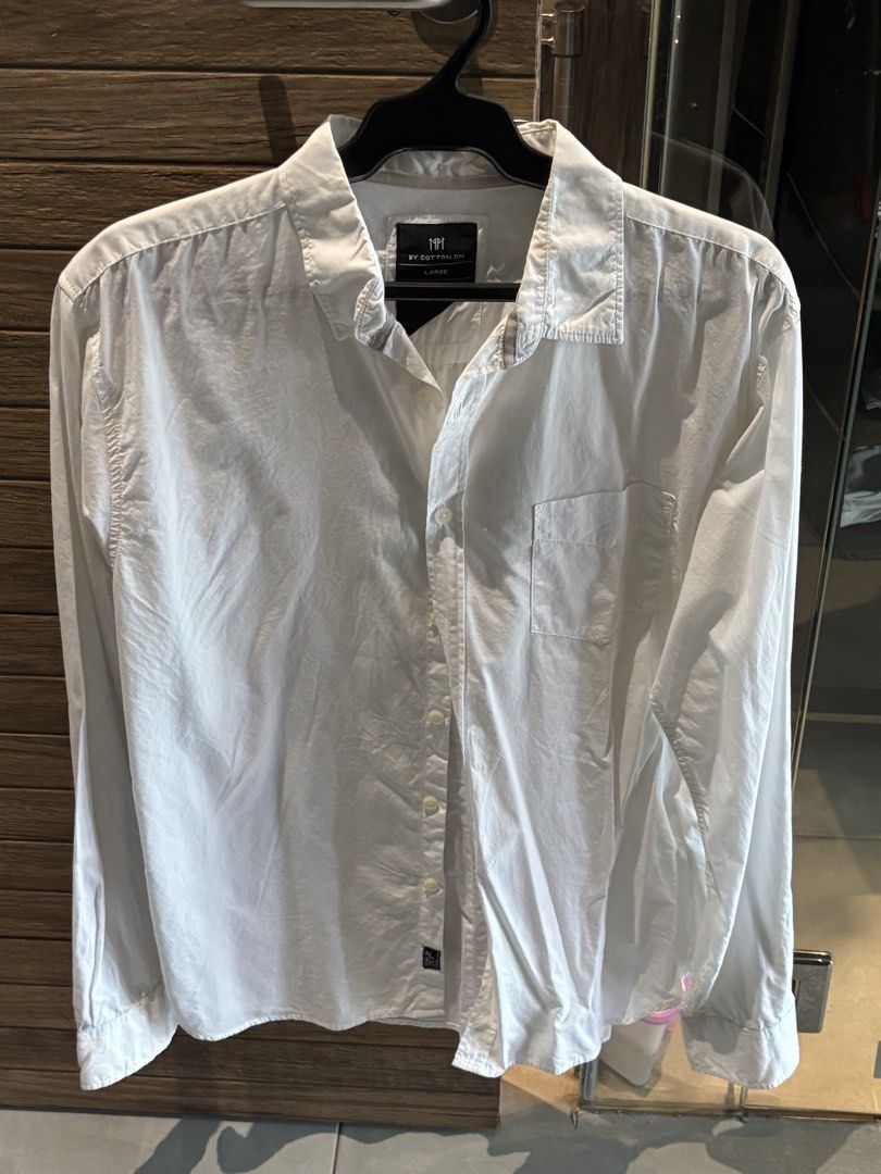 Cotton On White Long Sleeve Button Down Shirt Size L (Category: Tshirts & Polo Shirts ) located in Quezon City. Submitted by tanmiguel1998 (Listing ID 1465004899, Image 1). Description: - Brand: Cotton On - Color: Plain White - Size: Large - Style: Long sleeve button-down with classic collar and front button closure - Features: Single left chest pocket, buttoned cuffs - Condition: Excellent / Clean - Perfect everyday staple that easily pairs with