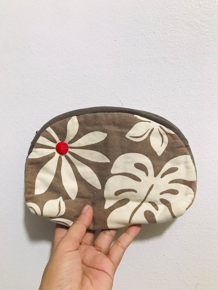 COTTON POUCH (Category: Purses & Pouches) located in Gamu. Submitted by 2022bagsbunny (Listing ID 1464988742, Image 1). Description: .