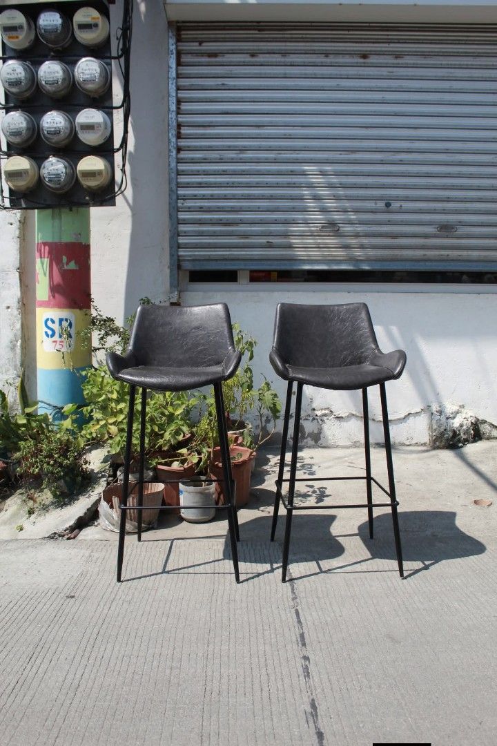 Counter/Bar Chair (Category: Chairs) located in Meycauayan. Submitted by marygracecasimiro (Listing ID 1465170272, Image 1). Description: Counter / Bar Chairs Set of 2 Risley S counter chairs with dark charcoal leather seats, black powder-coated steel frames and built-in footrests. Modern and versatile, perfect for kitchen counters, cafes, bars or office lounges L:18 ½ • W:17 • Seat H:28 • Back H:37 ¾ inches Set for only 9,900 pesos💚.