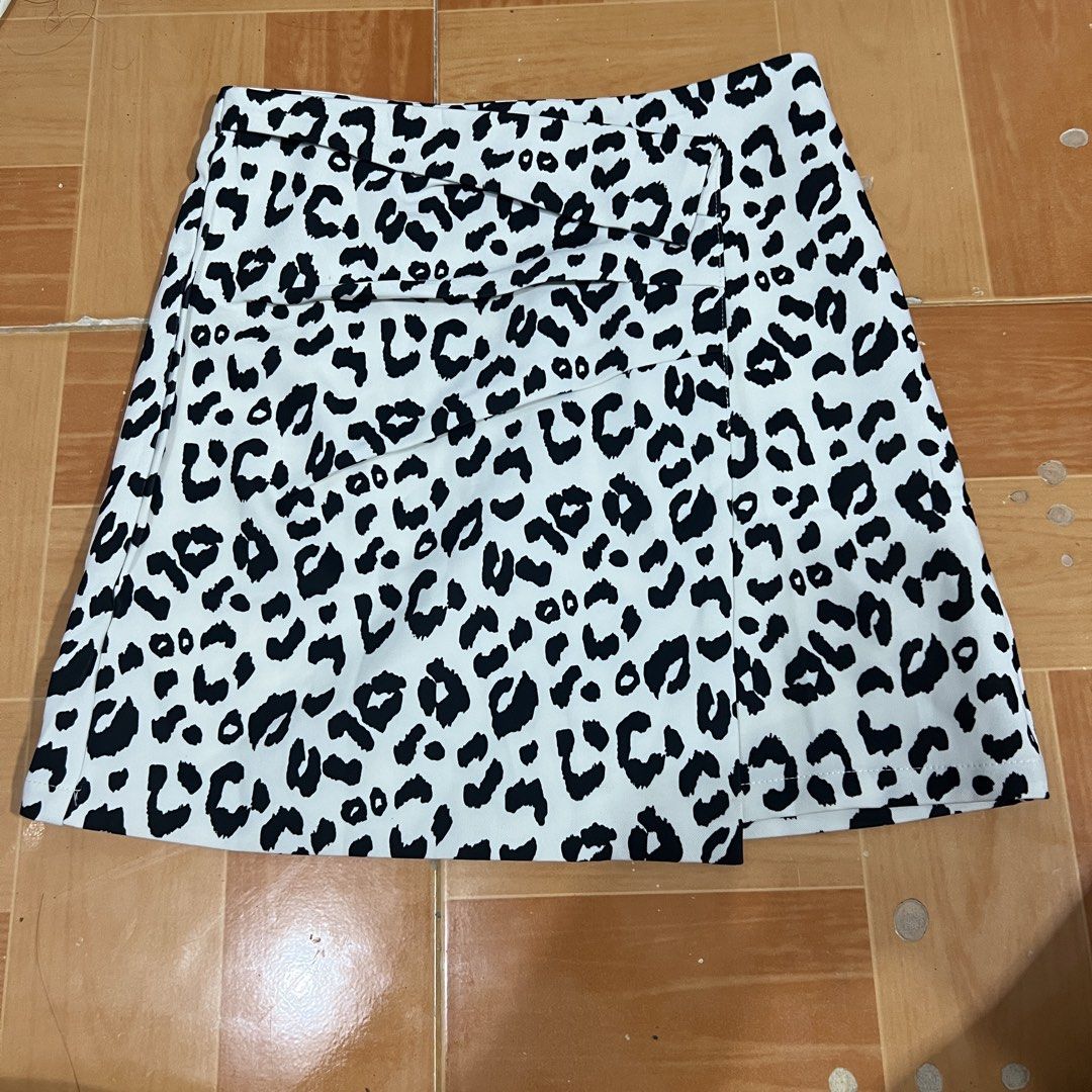 Cow print semi mini skirt (Category: Skirts) located in Imus. Submitted by yanaxiesights (Listing ID 1465058927, Image 1). Description: 𑣲⋆ cow print semi mini skirt 𑣲⋆ size: S-M (not stretchable) — ᨳଓ . lalamove/jnt, strictly payment first ! 📍 Cavite.