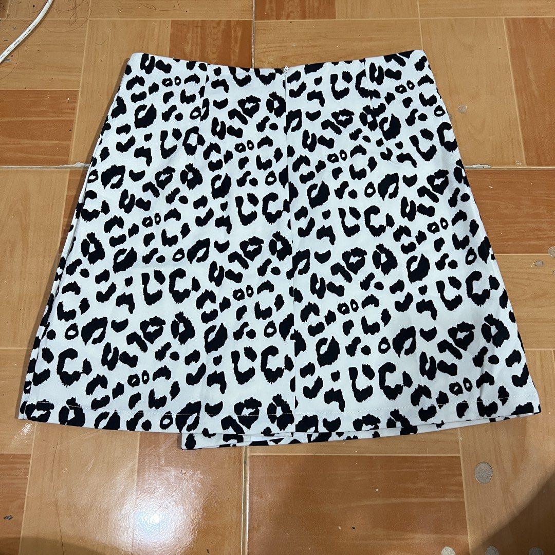 Cow print semi mini skirt (Category: Skirts) located in Imus. Submitted by yanaxiesights (Listing ID 1465058927, Image 2). Description: 𑣲⋆ cow print semi mini skirt 𑣲⋆ size: S-M (not stretchable) — ᨳଓ . lalamove/jnt, strictly payment first ! 📍 Cavite.