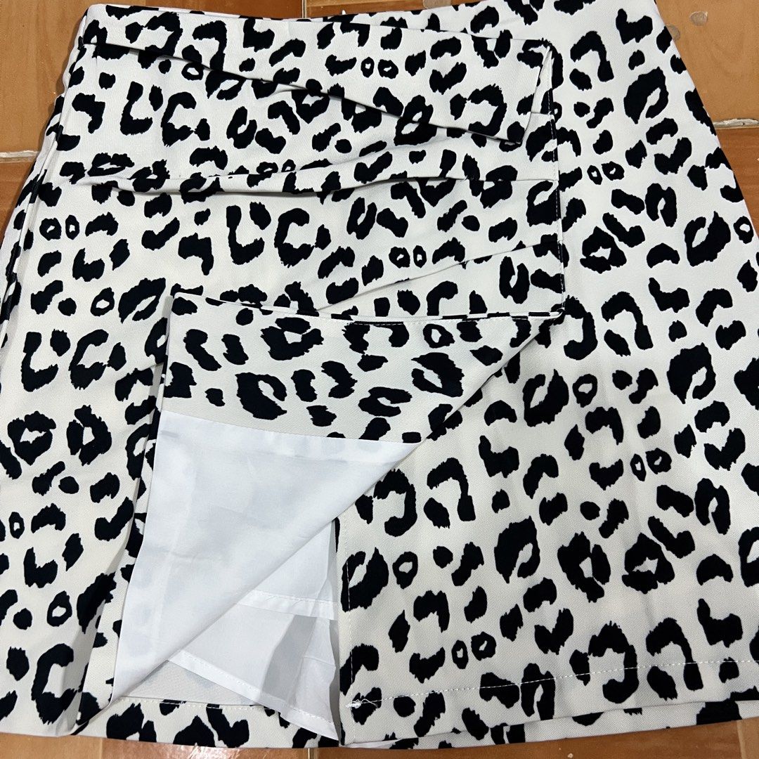 Cow print semi mini skirt (Category: Skirts) located in Imus. Submitted by yanaxiesights (Listing ID 1465058927, Image 3). Description: 𑣲⋆ cow print semi mini skirt 𑣲⋆ size: S-M (not stretchable) — ᨳଓ . lalamove/jnt, strictly payment first ! 📍 Cavite.