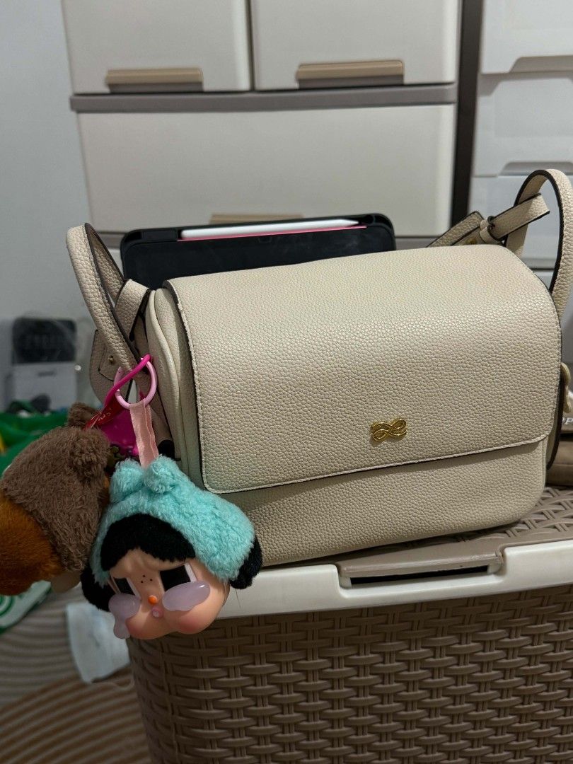 HOLB TREASURE 24 ORIGINAL (Category: Cross-body Bags) located in Trece Martires City. Submitted by king2318 (Listing ID 1465079481, Image 1). Description: HOLB TREASURE 24 IN DESTINY COLOR WITH MINIMAL SIGNS OF USAGE NO RETURN NO EXCHANGE NO REFUND PAYMENT FIRST PERSONAL PRELOVE BAG IMUS CAVITE LOCATION LALAMOVE READY .