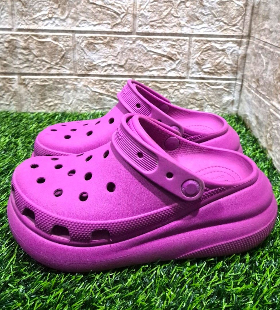 💯Crocs Classic Crush Clog – Original- Size: M4/W6 (Category: Slippers and slides) located in Antipolo. Submitted by saribymonica (Listing ID 1464971798, Image 3). Description: Crocs Classic Crush Clog – Original Size: M4/W6 Color: Fuschia Fun ✨ Like New / Excellent Condition ✨ Original Crocs, purchased from a Crocs store ✨ Made in Vietnam ✨ Minimally used and well-kept ✨ markings shown in the photos for reference ₱1,500 — already priced low for 