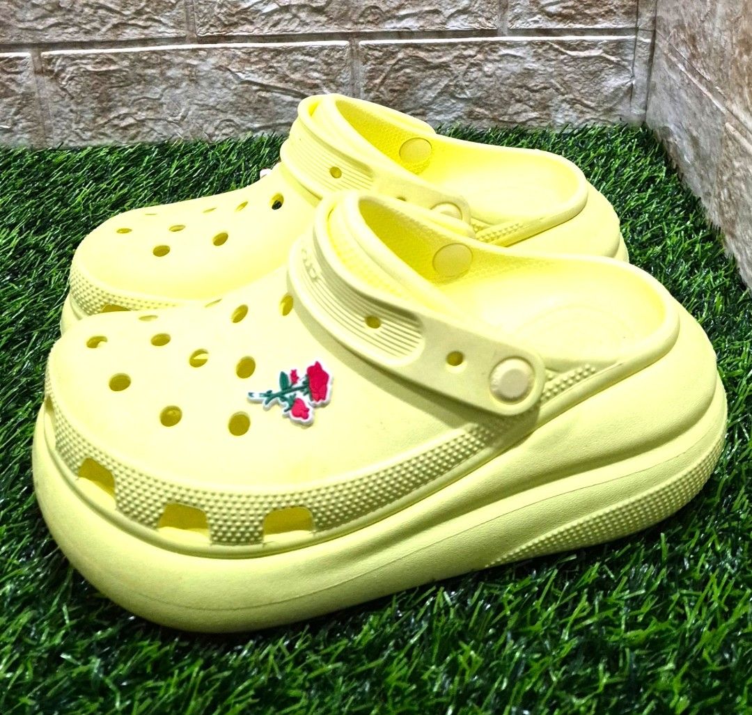 💯Crocs Classic Crush Clog – Original Size: M4/W6 (Category: Slippers and slides) located in Antipolo. Submitted by saribymonica (Listing ID 1464976070, Image 3). Description: Crocs Classic Crush Clog – Original Size: M4/W6 Color: Sulfur ✨ Like New / Excellent Condition ✨ Original Crocs, purchased from a Crocs store ✨ Made in Vietnam ✨ Minimally used and well-kept ✨ markings shown in the photos ₱1,500 — already priced low for easy decluttering. P