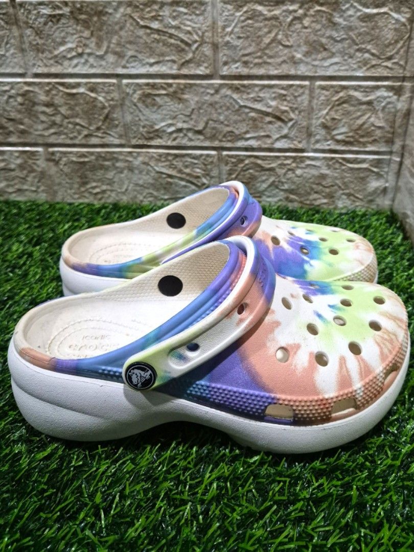 💯Crocs Classic Platform Tie-Dye Graphic Clogs - Original - size: M4W6 (Category: Slippers and slides) located in Antipolo. Submitted by saribymonica (Listing ID 1464978444, Image 3). Description: Crocs Classic Platform Tie-Dye Graphic Clogs - Original Size: M4/W6 ✨ Like New / Excellent Condition ✨ Original Crocs, purchased from a Crocs store ✨ Made in China ✨ Minimally used and well-kept ✨ markings shown in the photos ₱1,300 — already priced low