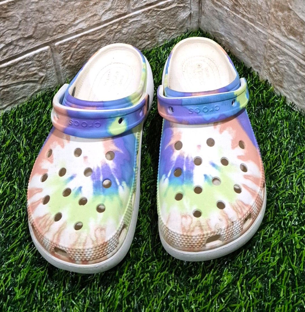 💯Crocs Classic Platform Tie-Dye Graphic Clogs - Original - size: M4W6 (Category: Slippers and slides) located in Antipolo. Submitted by saribymonica (Listing ID 1464978444, Image 1). Description: Crocs Classic Platform Tie-Dye Graphic Clogs - Original Size: M4/W6 ✨ Like New / Excellent Condition ✨ Original Crocs, purchased from a Crocs store ✨ Made in China ✨ Minimally used and well-kept ✨ markings shown in the photos ₱1,300 — already priced low