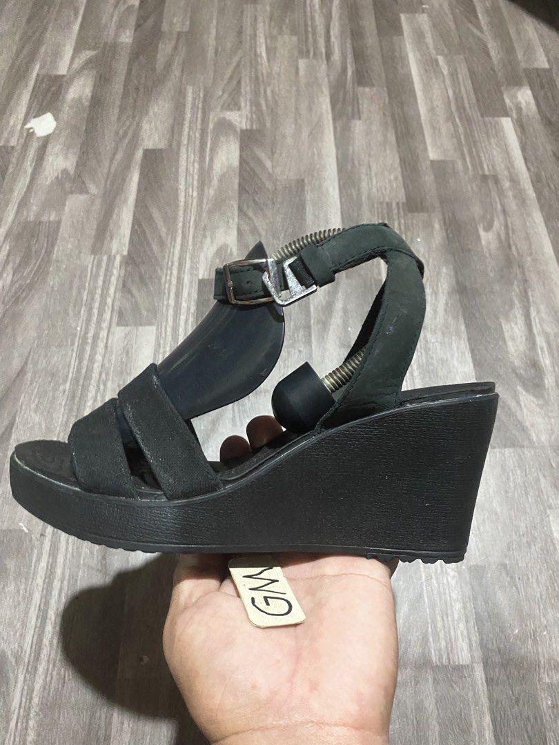 Crocs Leigh II Wedge (Category: Wedges) located in Cebu City. Submitted by freemoon.b85e0c (Listing ID 1465165193, Image 2). Description: Crocs Leigh II Wedge Legit/2nd hand Size 7 us/5 uk/37.5 euro/23.5 cm Price 1200 plus sf Good condition.