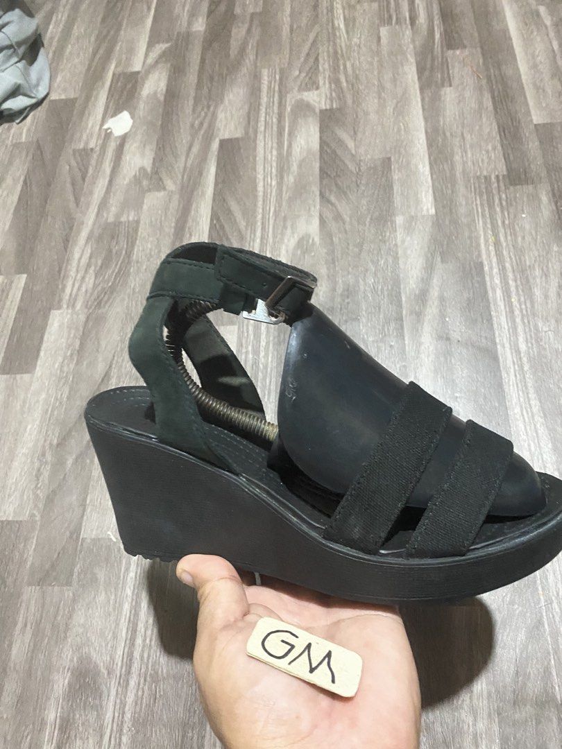 Crocs Leigh II Wedge (Category: Wedges) located in Cebu City. Submitted by freemoon.b85e0c (Listing ID 1465165193, Image 1). Description: Crocs Leigh II Wedge Legit/2nd hand Size 7 us/5 uk/37.5 euro/23.5 cm Price 1200 plus sf Good condition.