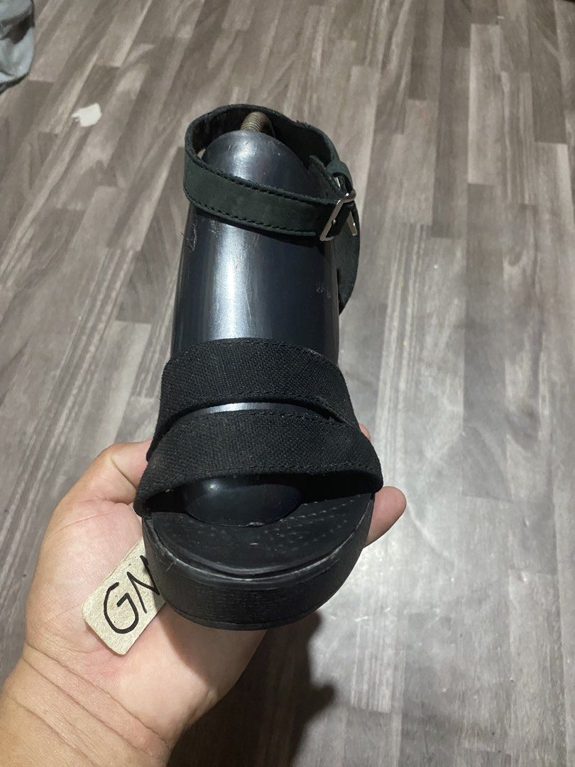 Crocs Leigh II Wedge (Category: Wedges) located in Cebu City. Submitted by freemoon.b85e0c (Listing ID 1465165193, Image 3). Description: Crocs Leigh II Wedge Legit/2nd hand Size 7 us/5 uk/37.5 euro/23.5 cm Price 1200 plus sf Good condition.