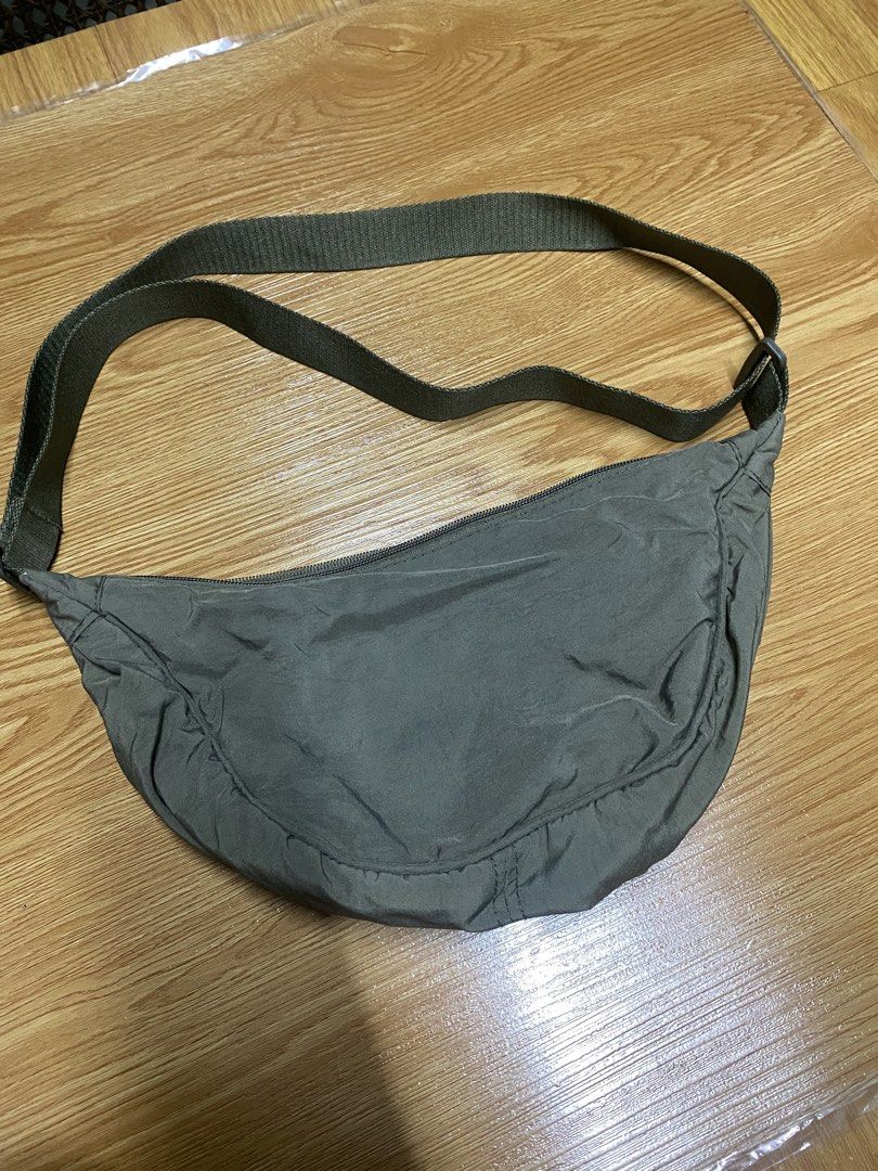 Crossbody Sling Bag (Category: Cross-body Bags) located in Marikina City. Submitted by unknownus.eri (Listing ID 1465073609, Image 1). Description: Both zippers have defect. Olive is from surplus and black is from sm department store. Buy 1 get 2 na lang. fixed price. Sf shouldered ng buyer. .