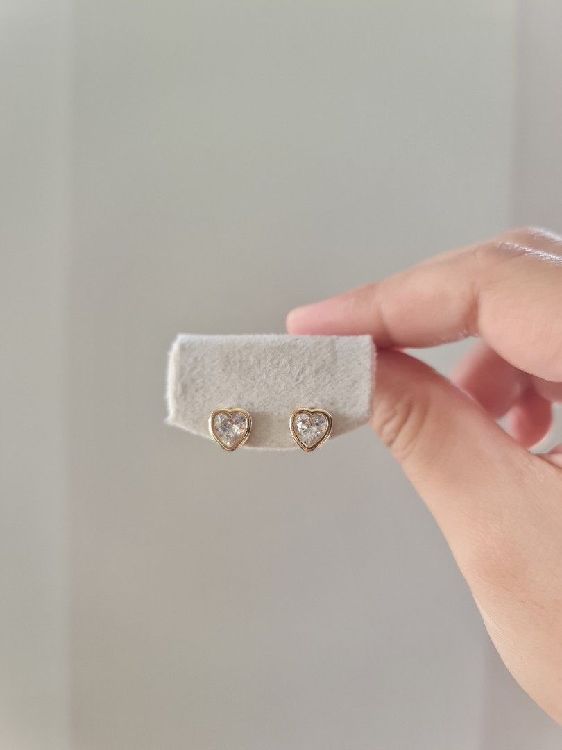 Cute & Simple Heart Stud Gold Earrings (Category: Earrings) located in Dasmarinas. Submitted by danabrie22 (Listing ID 1464982714, Image 1). Description: very well-made, excellent crafstmanship 10/10 condition brand new stainless steel & white crystal-colored cubic zirconia stones made in Hongkong.