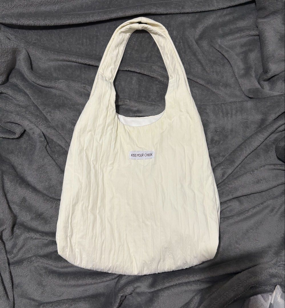 Cute Puffy Tote Bag (Category: Tote Bags) located in General Trias. Submitted by hiraethcullen (Listing ID 1465137646, Image 1). Description: cute puffy tote bag medium size 📍 General Trias, Cavite.