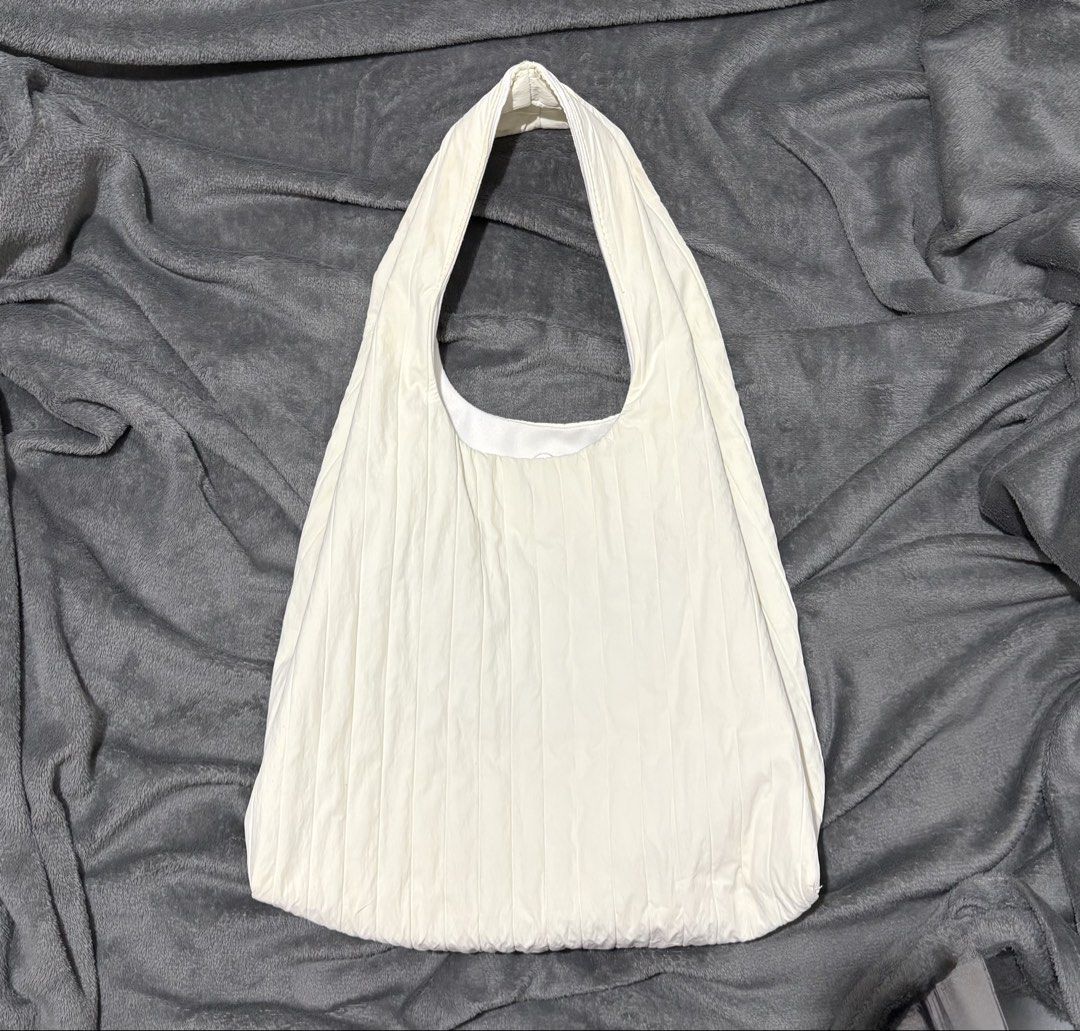 Cute Puffy Tote Bag (Category: Tote Bags) located in General Trias. Submitted by hiraethcullen (Listing ID 1465137646, Image 2). Description: cute puffy tote bag medium size 📍 General Trias, Cavite.