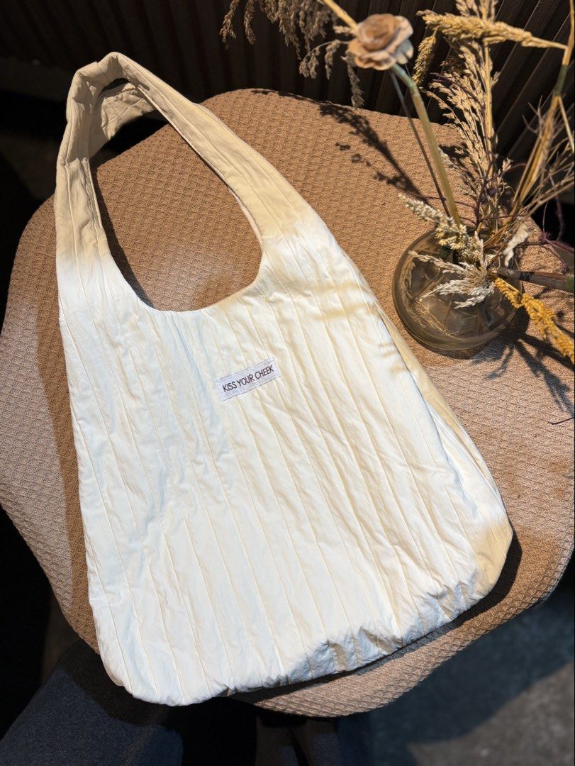 Cute Puffy Tote Bag (Category: Tote Bags) located in General Trias. Submitted by hiraethcullen (Listing ID 1465137646, Image 3). Description: cute puffy tote bag medium size 📍 General Trias, Cavite.