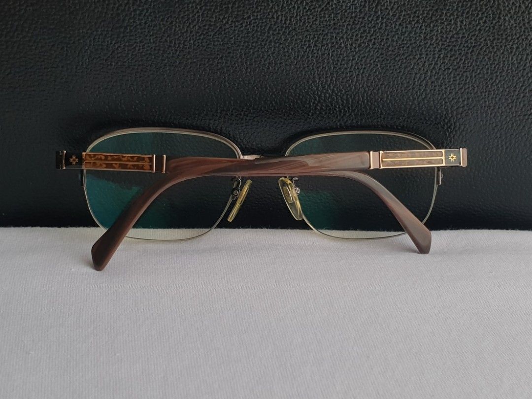 David Hicks Titanium Eyeglass Frame (Category: Sunglasses & Eyewear) located in Quezon City. Submitted by WasalakTwo (Listing ID 1465151114, Image 3). Description: Bought in Japan Durable and high quality Goodcondition Clean and presentable Lens are graded, but replaceable Open for delivery nationwide Front Width 13.8cm Front Height 4cm.