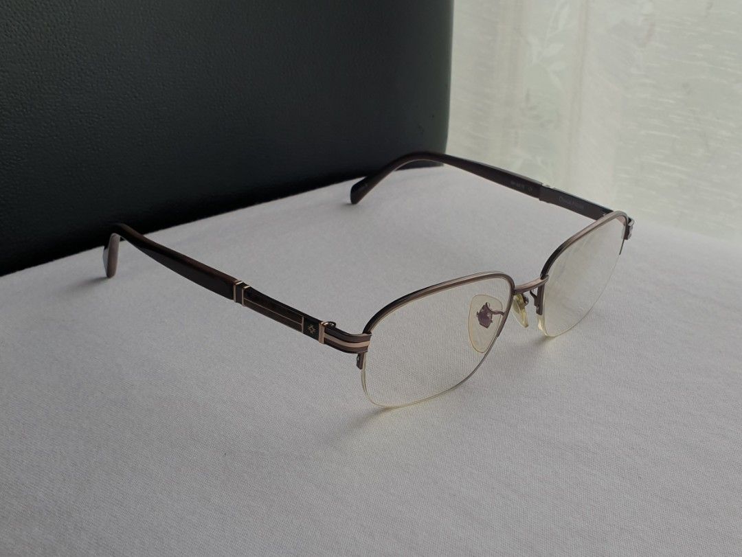 David Hicks Titanium Eyeglass Frame (Category: Sunglasses & Eyewear) located in Quezon City. Submitted by WasalakTwo (Listing ID 1465151114, Image 1). Description: Bought in Japan Durable and high quality Goodcondition Clean and presentable Lens are graded, but replaceable Open for delivery nationwide Front Width 13.8cm Front Height 4cm.