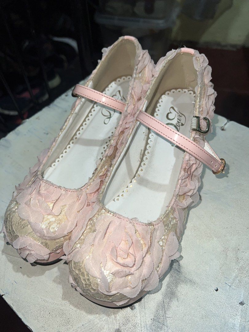 DEARY SHOES (Category: Flats & Sandals) located in Cebu City. Submitted by generics_dept (Listing ID 1464974105, Image 1). Description: Size 24.5 cm With minor signs of usage only Still presentable.