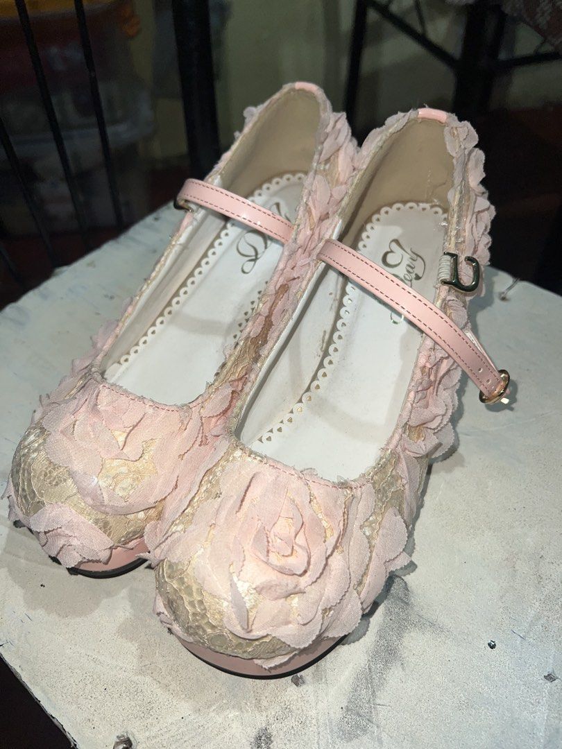 DEARY SHOES (Category: Flats & Sandals) located in Cebu City. Submitted by generics_dept (Listing ID 1464974105, Image 2). Description: Size 24.5 cm With minor signs of usage only Still presentable.