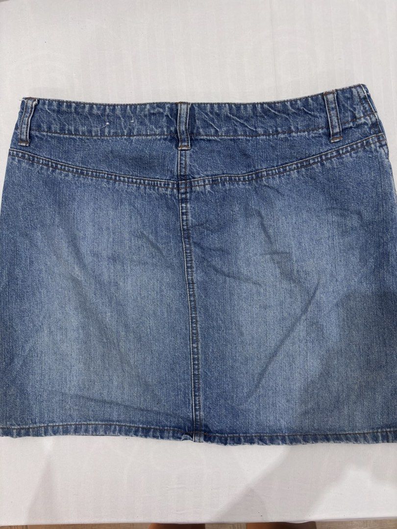 Denim Mini Skirt (Category: Skirts) located in Manila. Submitted by niellaeun (Listing ID 1465149931, Image 2). Description: Pre-loved Waistline: 30-31.
