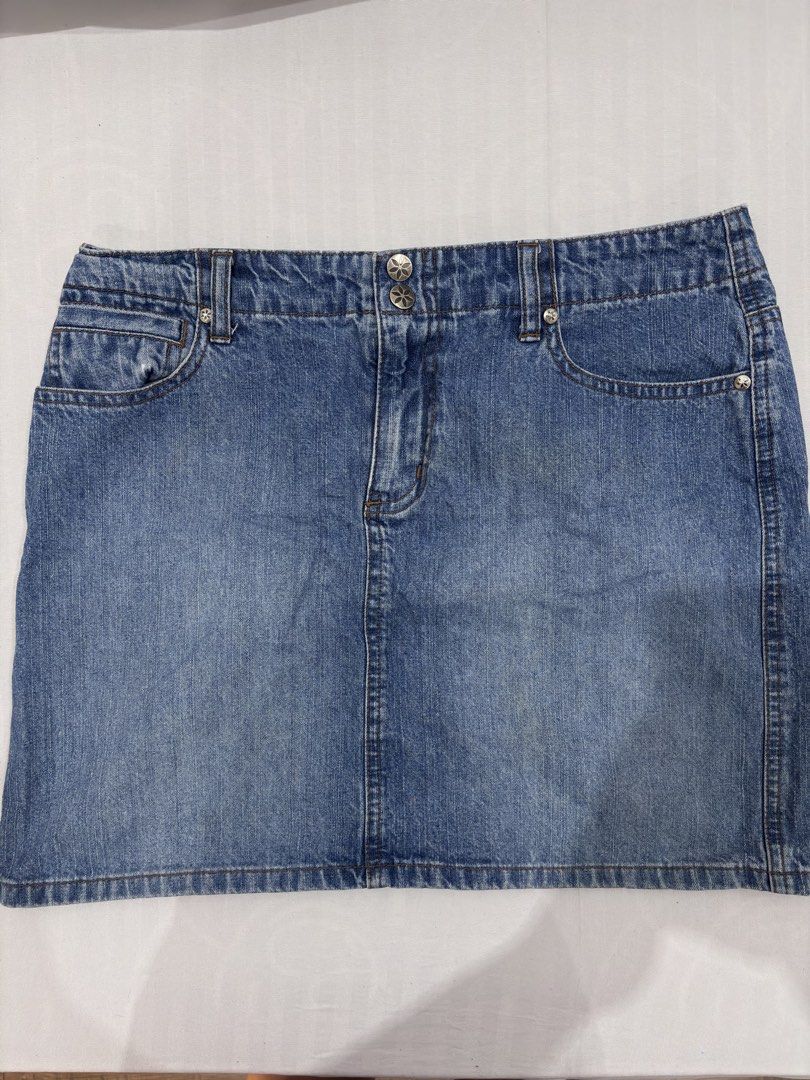 Denim Mini Skirt (Category: Skirts) located in Manila. Submitted by niellaeun (Listing ID 1465149931, Image 1). Description: Pre-loved Waistline: 30-31.