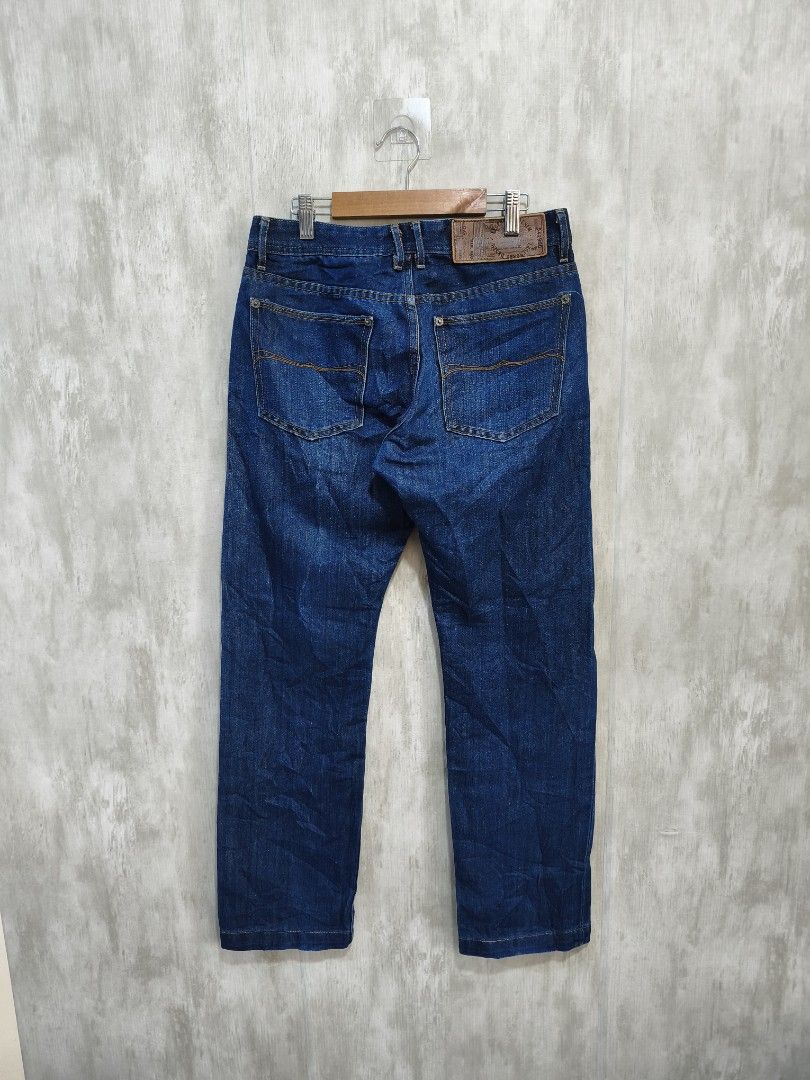 D&G Denim Blue Jeans (Category: Activewear) located in Santiago. Submitted by dc_daily_thrift (Listing ID 1464986591, Image 2). Description: - Brand: D&G Size : 31 Length : 39 Leg open : 7.5 Excellent condition No issues - Color: Dark blue with contrasting orange stitching - Fit: Classic straight leg cut - Details: Leather back patch with graphic branding and serial number - Pockets: Multi-pocket design featuring a unique small front buttoned poc