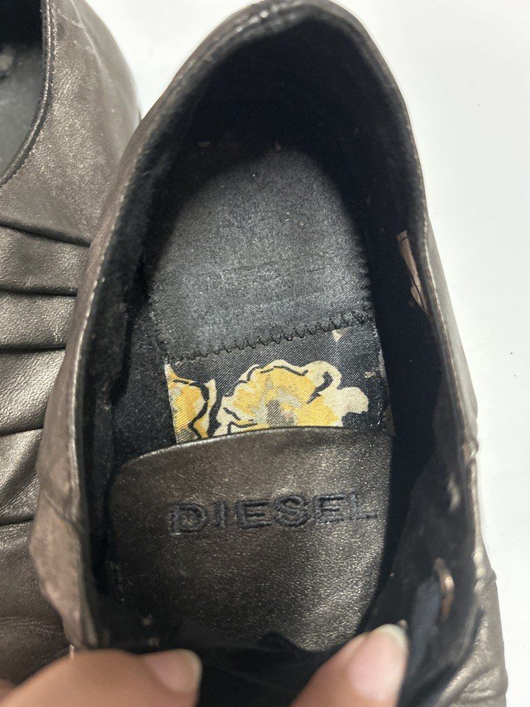 Diesel leather sneakers (Category: Sneakers) located in Malolos. Submitted by risen___ (Listing ID 1464976240, Image 2). Description: .