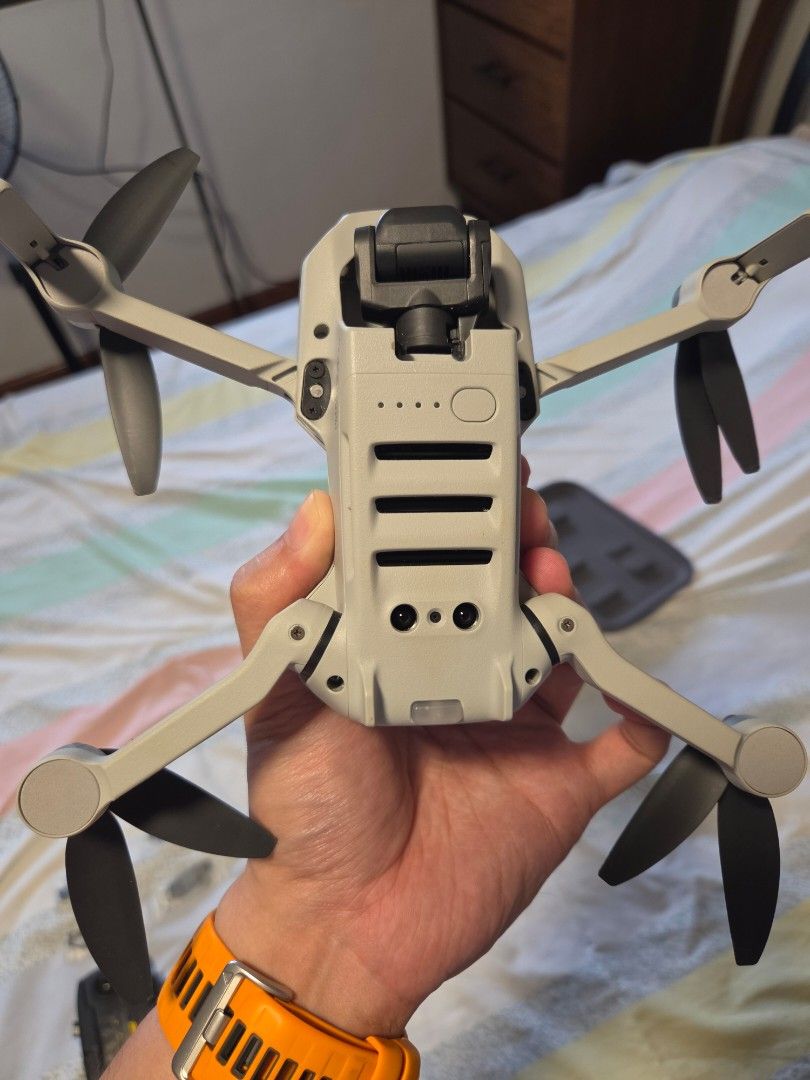 DJI Mini SE (Combo) (Category: Other Gadgets) located in Makati City. Submitted by moby.tango (Listing ID 1464996109, Image 1). Description: DJI Mini SE (Combo package) Bought on September 2021. Lightly used. No fall incidents or whatsoever..
