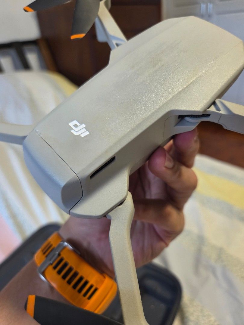 DJI Mini SE (Combo) (Category: Other Gadgets) located in Makati City. Submitted by moby.tango (Listing ID 1464996109, Image 2). Description: DJI Mini SE (Combo package) Bought on September 2021. Lightly used. No fall incidents or whatsoever..