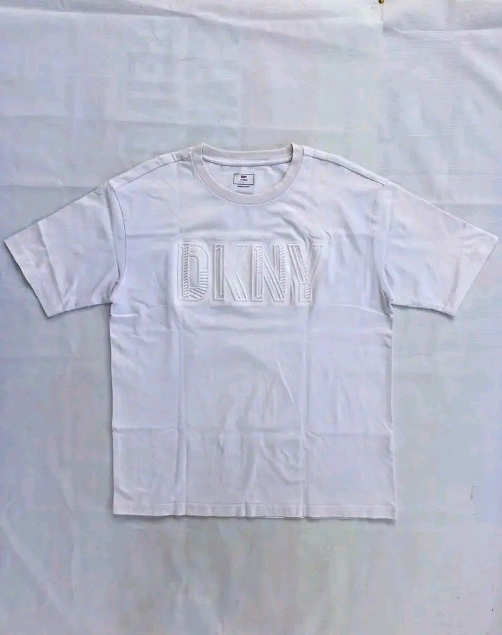 DKNY White Embossed Logo T-Shirt (L) (Category: Tshirts & Polo Shirts ) located in Cebu City. Submitted by babradede215 (Listing ID 1464992393, Image 1). Description: Length : 28 Width : 23 Color Rate : 9.9/10 .